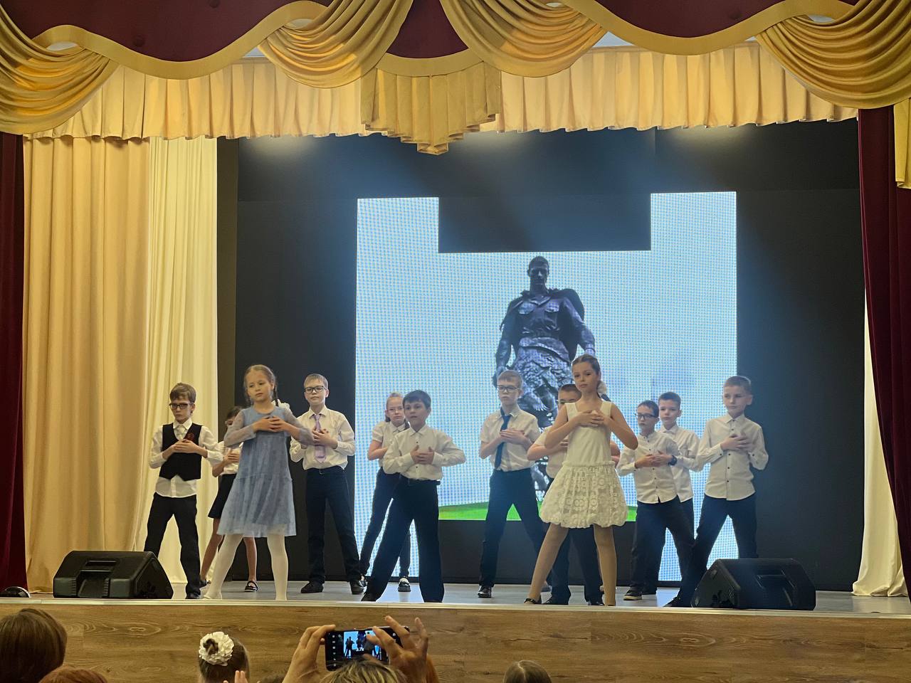 Школьный фестиваль «Поверь в себя»: театрализованное представление о войне.