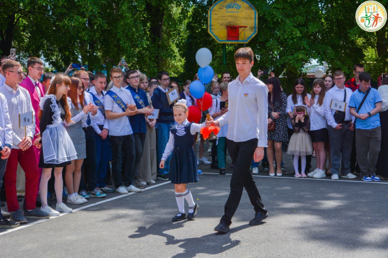24 мая прошла торжественная линейка «Последний звонок».